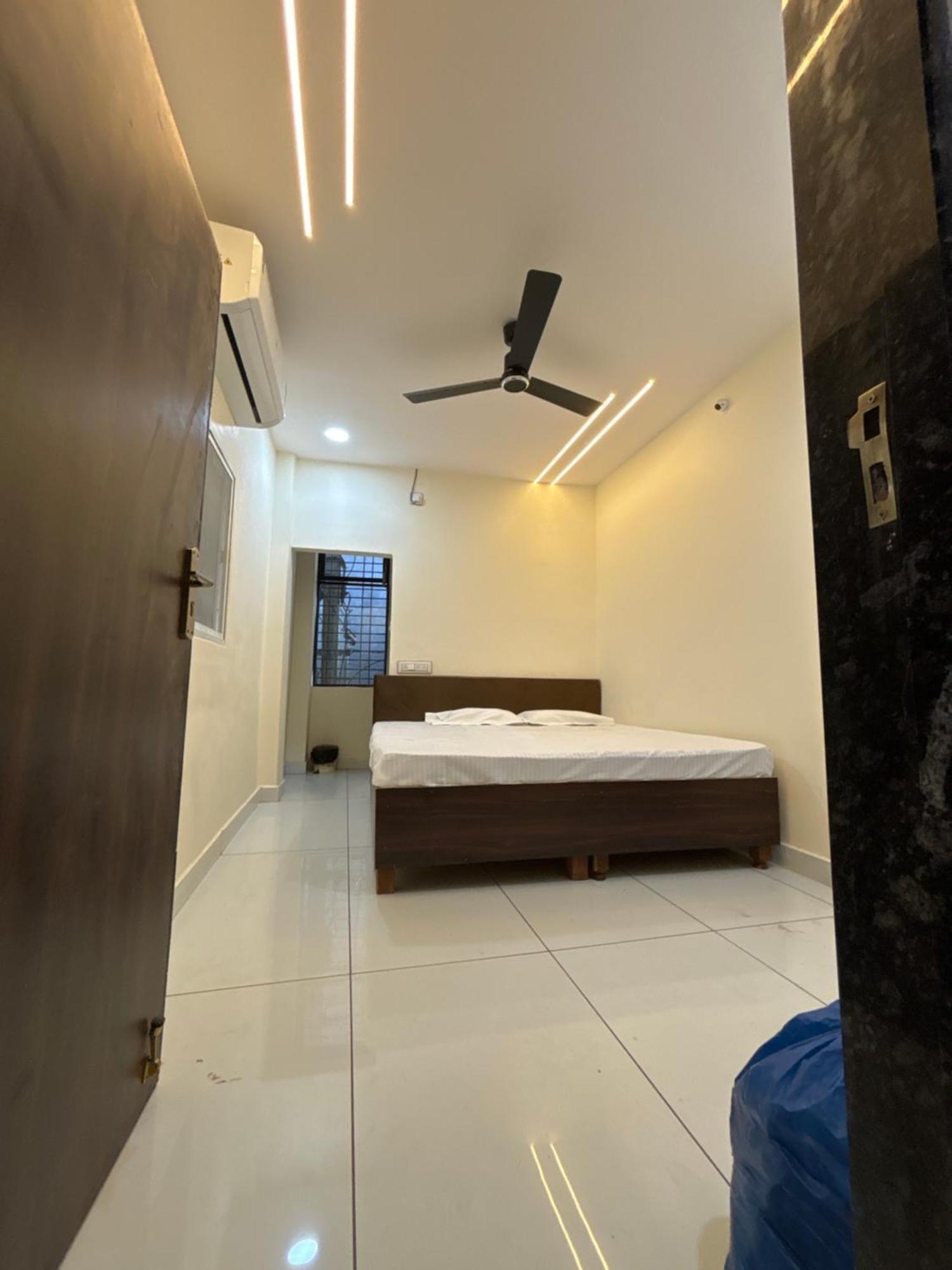 Hotel Shreenidhi Comfort Stay Ujjain Ngoại thất bức ảnh