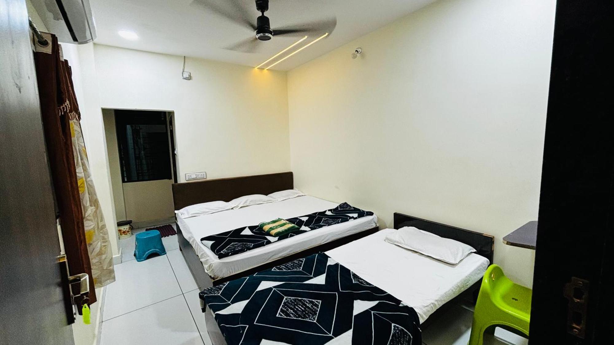 Hotel Shreenidhi Comfort Stay Ujjain Ngoại thất bức ảnh