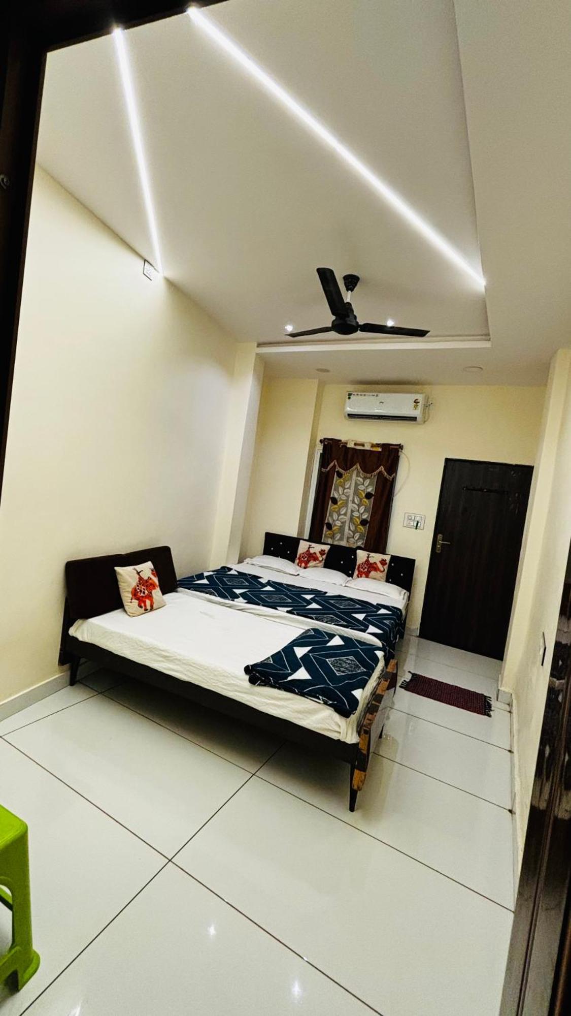 Hotel Shreenidhi Comfort Stay Ujjain Ngoại thất bức ảnh